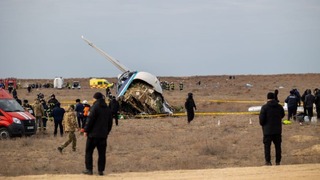 カザフ旅客機墜落、死者３８人　鳥衝突で緊急着陸か