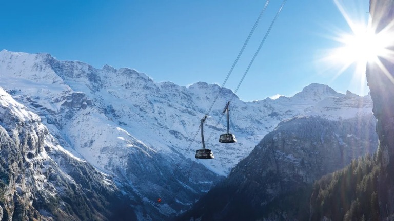 シルトホルン・ケーブルウェーはラウターブルンネンの渓谷をのぼっていく/Marco Zurschmiede/Schilthorn Piz Gloria