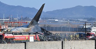 韓国で旅客機が着陸失敗、１７６人死亡　着陸装置に不具合か