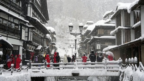 銀山温泉が入場規制、写真撮影場所めぐりけんかや怒号　観光公害深刻化