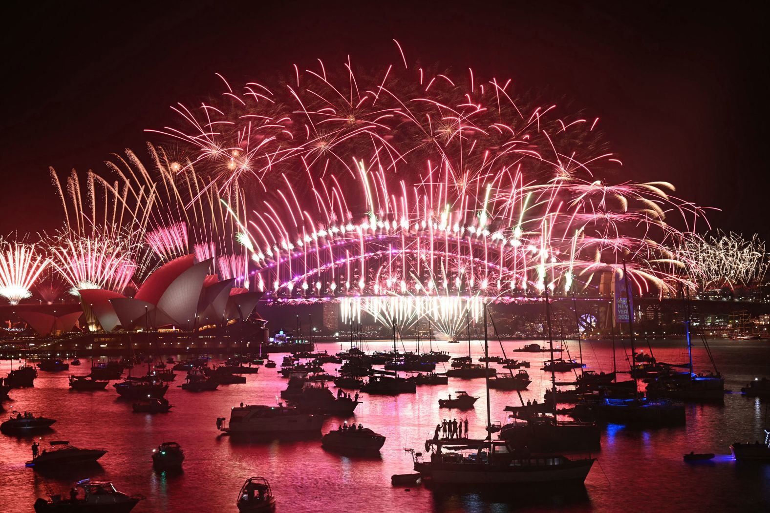 豪シドニーのオペラハウス上空で輝く花火/Saeed Khan/AFP/Getty Images