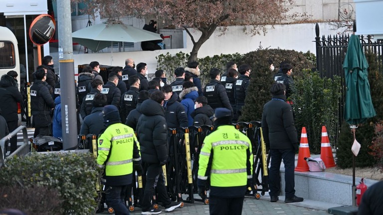 韓国の尹錫悦大統領の公邸に到着した捜査チーム/Jung Yeon-je/AFP/Getty Images