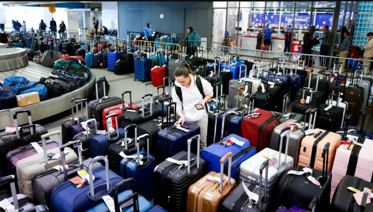 デンバー国際空港内にあるサウスウエスト航空の荷物保管エリア。持ち主の手を離れた大量のスーツケースが並んでいる/Michael Ciaglo/Getty Images