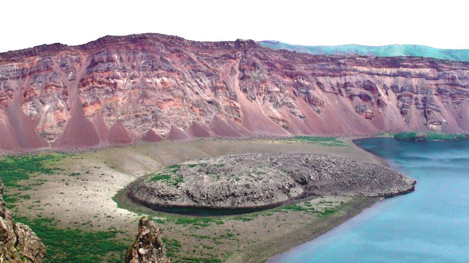 １８３１年のザバリツキー火山の噴火でできた幅約３キロのカルデラ。過去の噴火の堆積物が赤、黒、白の断層を形成している/Oleg Dirksen