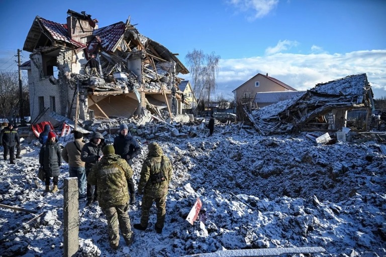 ロシア軍による攻撃後、破壊された家屋を調べる住民や爆弾処理班＝４日/Maksym Kishka/Reuters