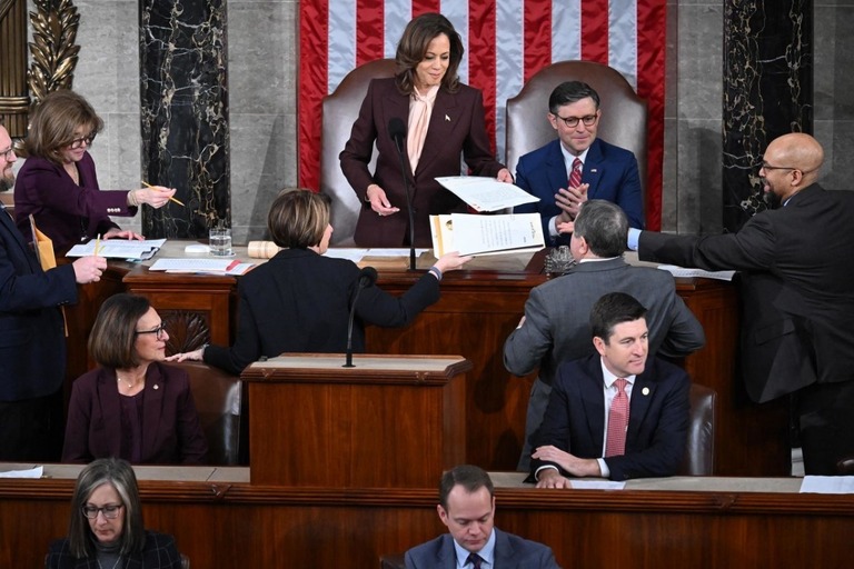 ハリス副大統領とジョンソン下院議長が監督する中、上下両院合同会議で２０２４年大統領選の認定作業が進められた=６日/Saul Loeb/AFP/Getty Images