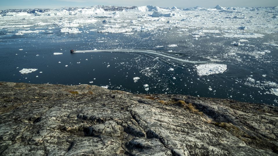 地球温暖化に伴い、グリーンランドの氷は地表からはがれ落ち、大西洋に流れ込む。海中での氷の融解は海面上昇の原因となる/Evelio Contreras/CNN