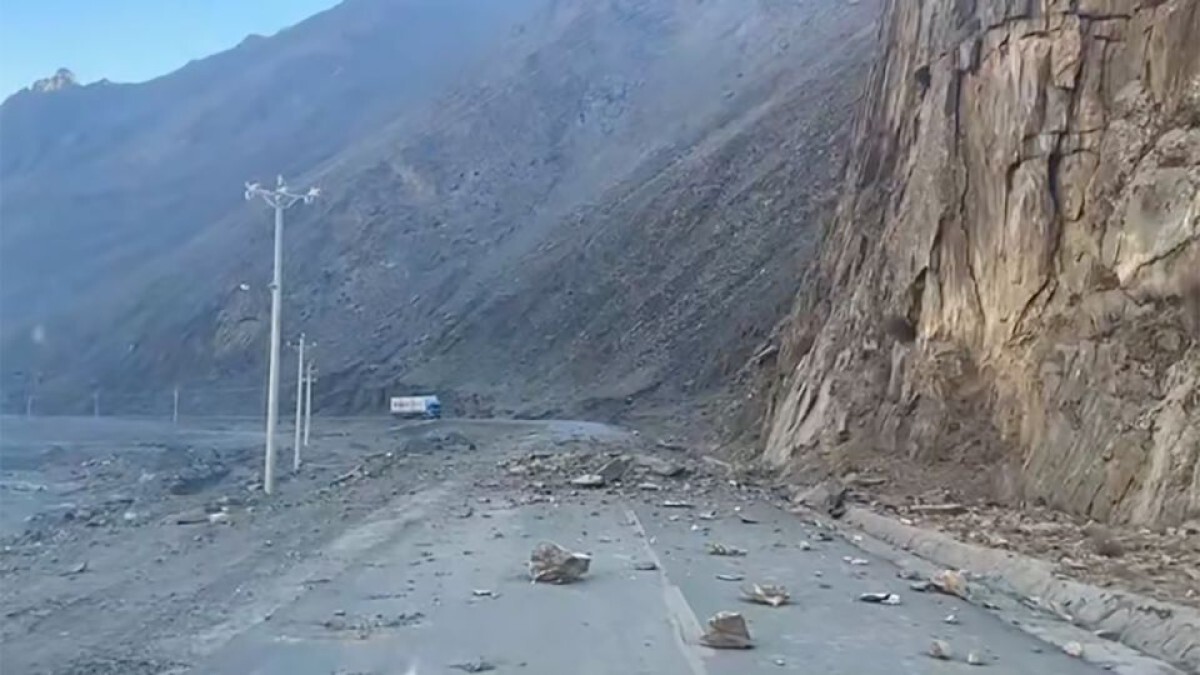 地震により岩で覆われた道路＝チベットの山岳地帯/@mihujun/Douyin