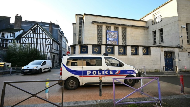 反ユダヤ主義の落書きが発見された現場付近＝フランス北部ルーアンのシナゴーグ前/Lou Benoist/AFP/Getty Images