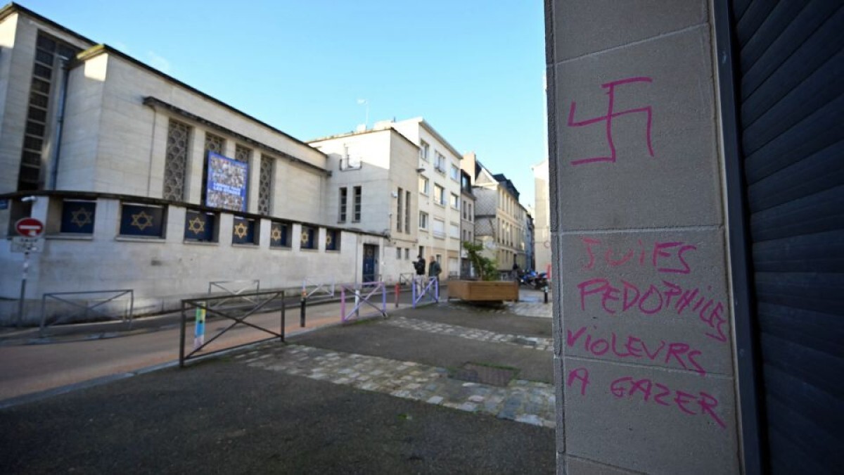 シナゴーグの前の壁にかかれた落書き/Lou Benoist/AFP/Getty Images