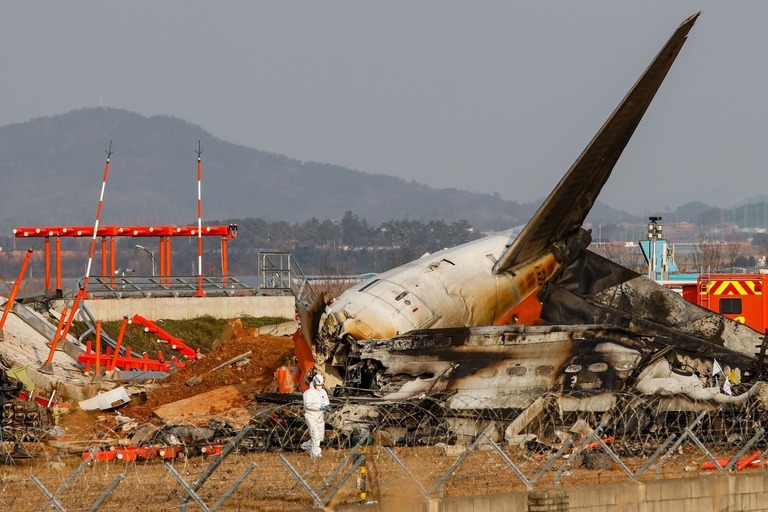 墜落した済州航空旅客機の残骸。生存者は客室乗務員２人のみで機体最後部に座っていた/Chris Jung/NurPhoto/Getty Images via CNN Newsource