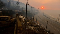 ロサンゼルスの住宅地パシフィック・パリセーズの上空に朝日が昇る様子＝９日