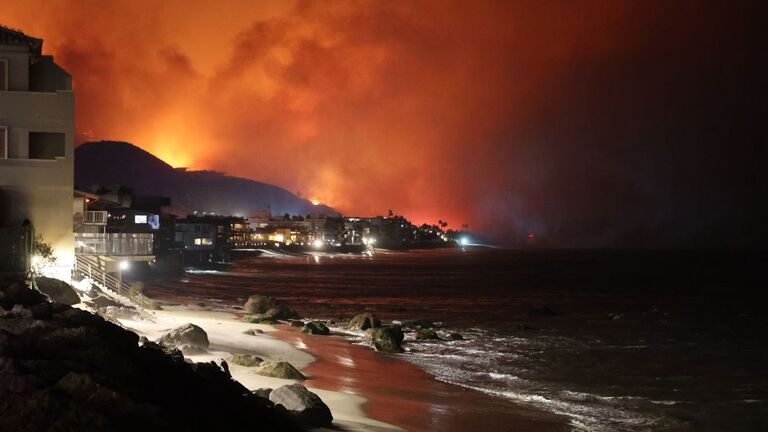 沿岸地帯の眺め。ロサンゼルス郡各地で炎が猛威を振るっている＝９日/California Department of Forestry and Fire Protection/Handout/Anadolu/Getty Images