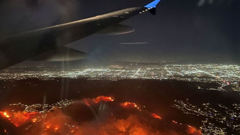 航空機から見たパリセーズ火災/Mark Viniello via Reuters