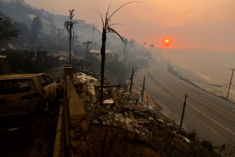 米ロサンゼルス郡で燃え広がる山火事