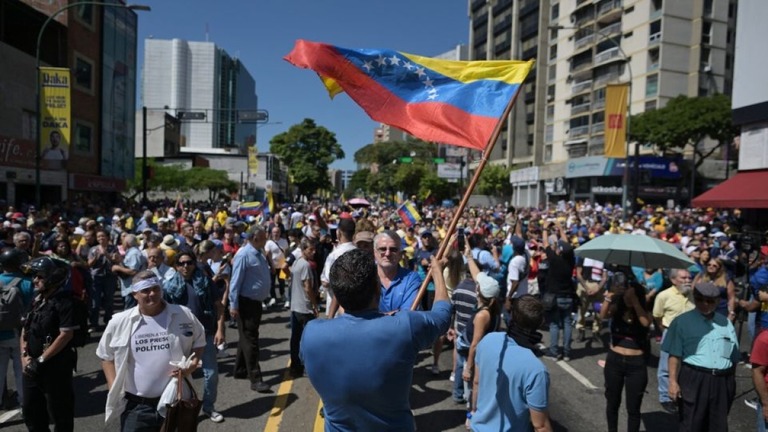 ベネズエラの国旗を振る野党側のデモ参加者＝９日、ベネズエラ首都カラカス
/Juan Barreto/AFP/Getty Images