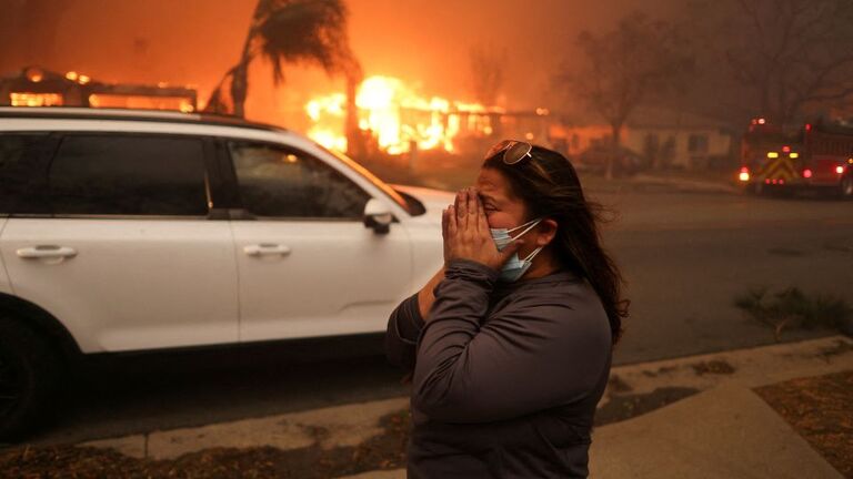 イートン火災を目の当たりにした女性の反応＝アルタデナ/David Swanson/Reuters