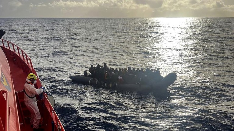 赤ちゃんが生まれた移民船に近づくスペインの海上救助隊/Salvamento Maritimo/AP