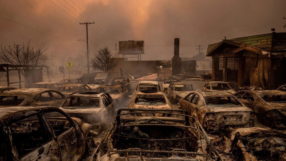 カリフォルニア州アルタデナの販売店では、火災で燃え尽きた車が見える
/Ethan Swope/AP