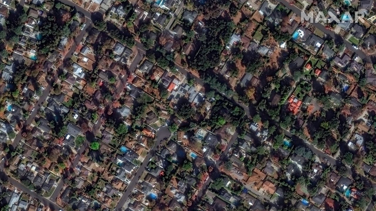 カリフォルニア州アルタデナの建物＝火災前/Satellite image ©2025 Maxar Technologies