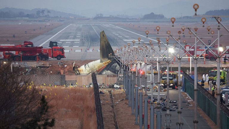 韓国で墜落した旅客機の「ブラックボックス」は、事故の約４分前に停止していた/Kim Hong-Ji/Reuters/File