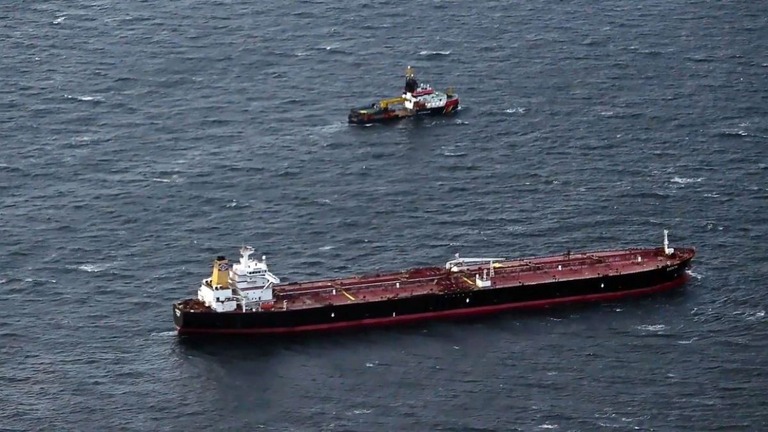 ドイツ沖のバルト海で漂流しているロシアの石油タンカー/Stefan Sauer/picture-alliance/AP