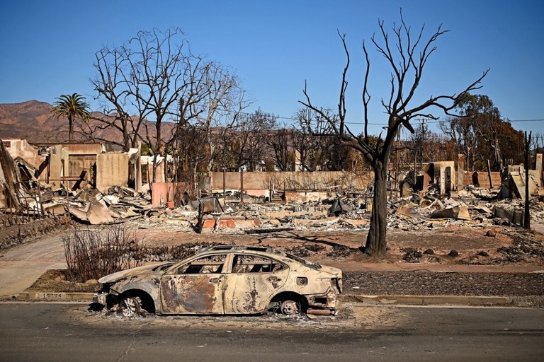 火災で焼け落ちた高級住宅地パシフィック・パリセーズの住宅と車両＝１３日、米ロサンゼルス/Agustin Paullier/AFP/Getty Images