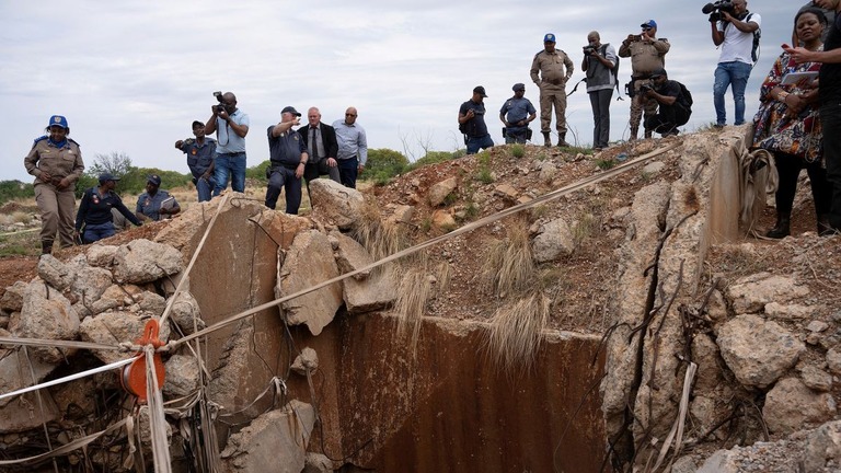 鉱山からはこれまでに少なくとも７８体の遺体が引き出された/Ihsaan Haffejee/Reuters