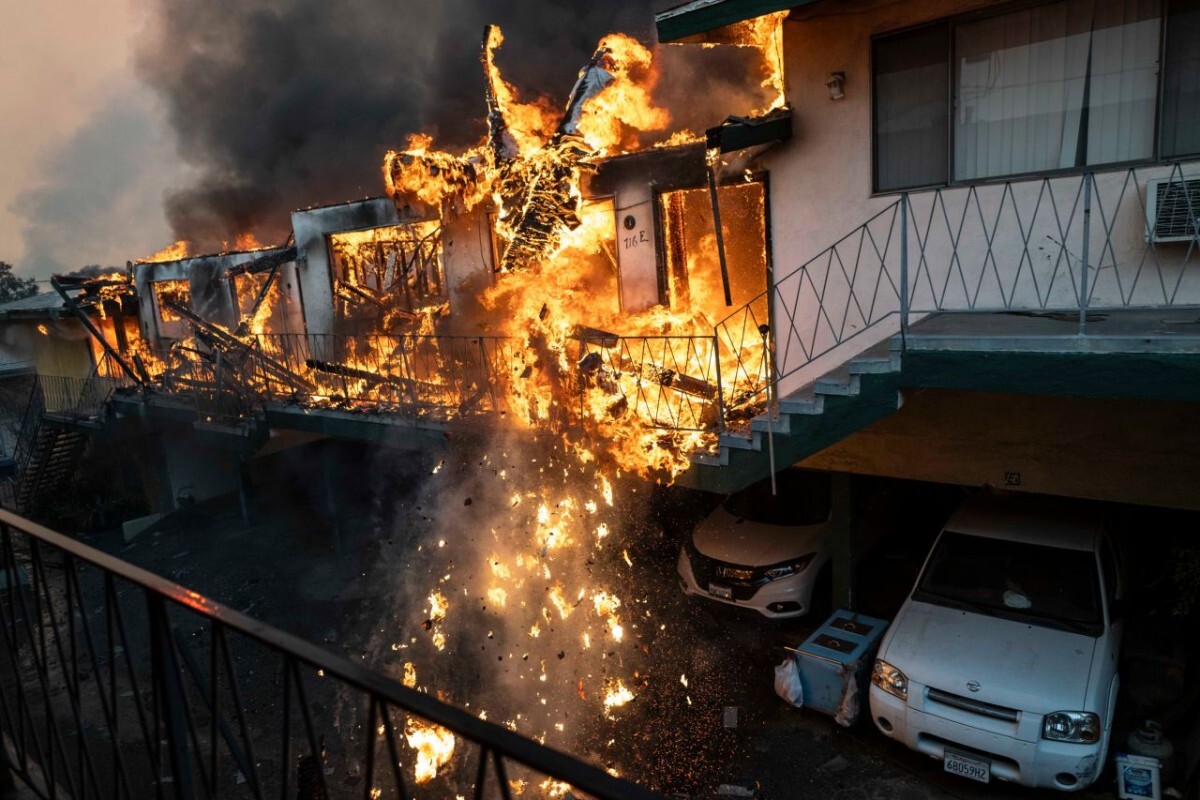 火災で倒壊するアパート＝８日、米カリフォルニア州アルタデナ/Jon Putman/NurPhoto/AP