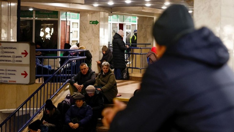 地下鉄駅構内に避難する人々＝１５日、ウクライナ・キーウ/Alina Smutko/Reuters