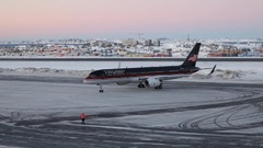 トランプ氏の長男トランプ・ジュニア氏を乗せているとみられる航空機がグリーンランドに到着する様子＝７日