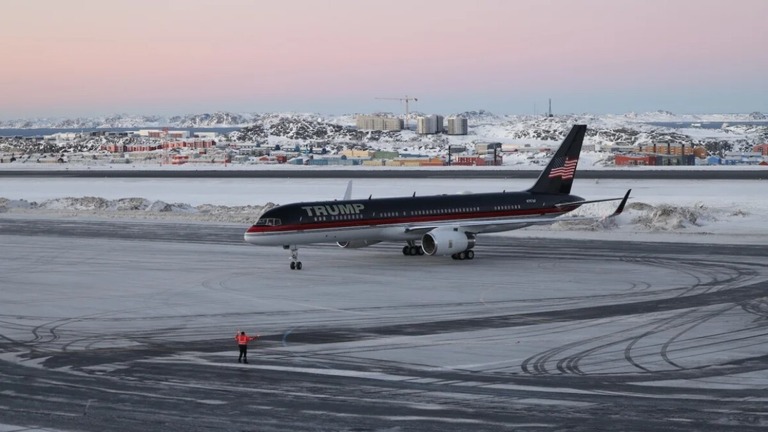 トランプ氏の長男トランプ・ジュニア氏を乗せているとみられる航空機がグリーンランドに到着する様子＝７日/Emil Stach/Ritzau Scanpix/AFP/Getty Images