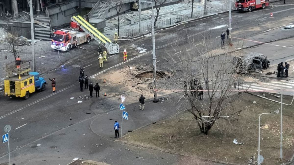 ロシア軍の空爆により道路に開いた穴/Vlad Smilianets/Reuters