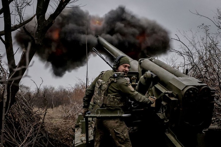 ロシア軍に向けて榴弾砲を発射するウクライナ軍の兵士＝２０２４年１１」月、ウクライナ・ドネツク州/Ukrainian Armed Forces/Reuters