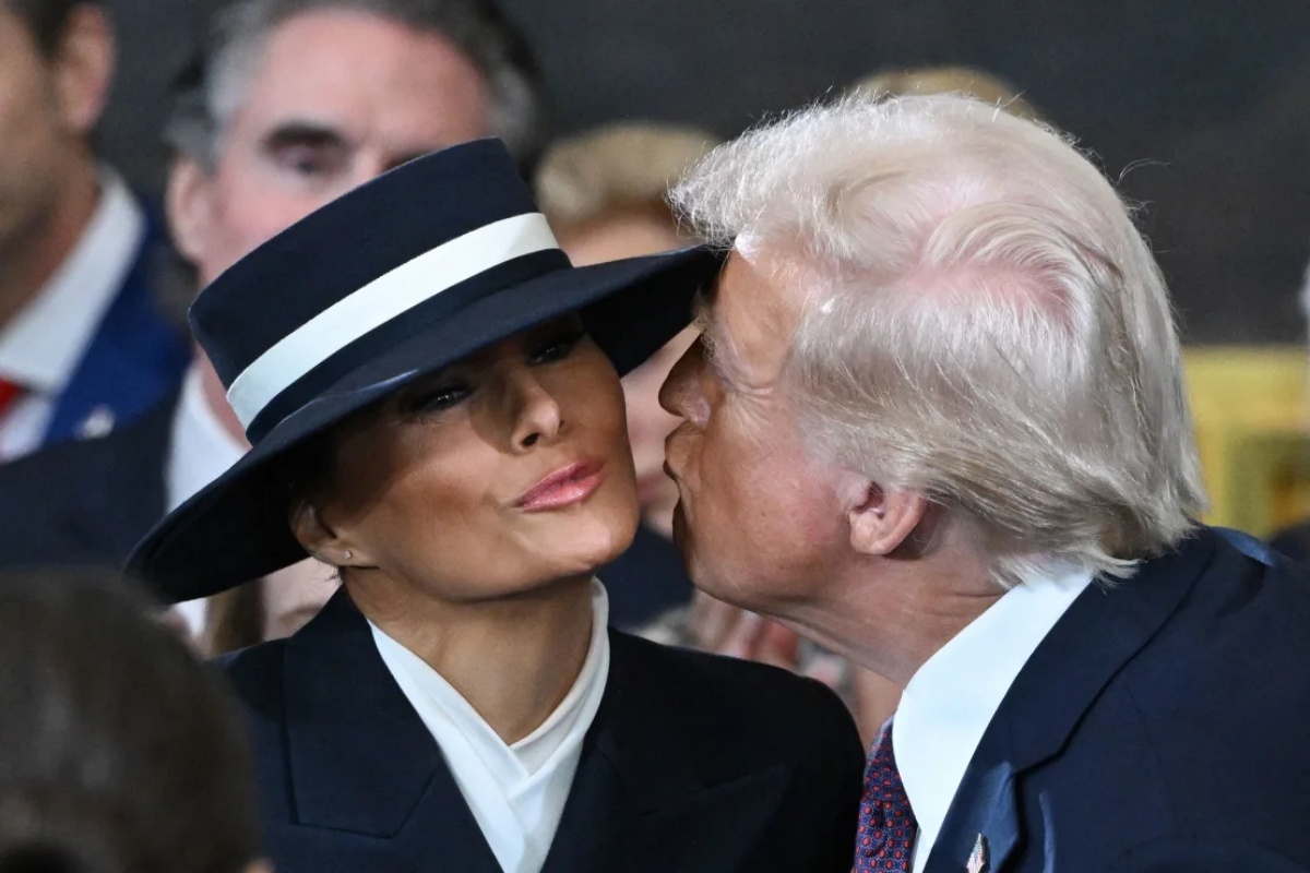 第４７代大統領の宣誓を行う直前にメラニア夫人にキスをするトランプ氏/Saul Loeb/Pool/AFP/Getty Images