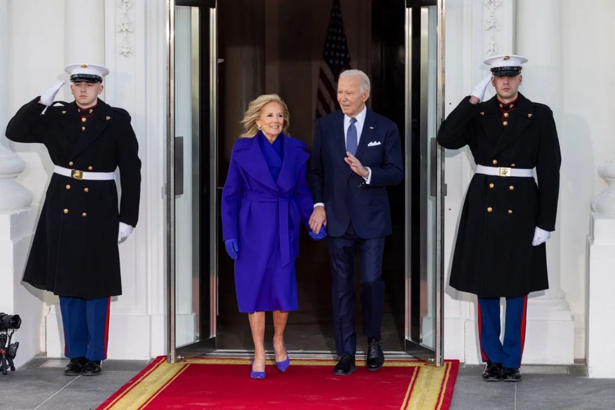 ジル・バイデン夫人の紫の衣装はラルフ・ローレンが手がけた/Jim Lo Scalzo/EPA/Bloomberg/Getty Images