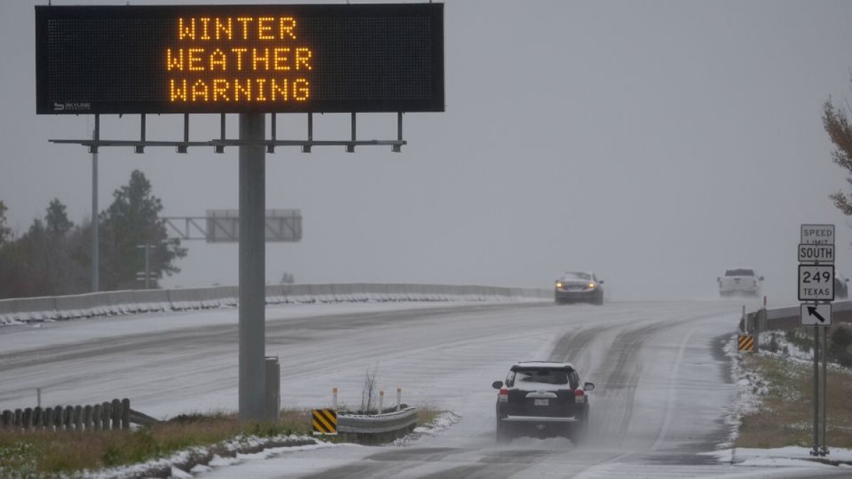 雪に覆われた幹線道路＝２１日、米南部テキサス州ヒューストン/David J. Phillip/AP