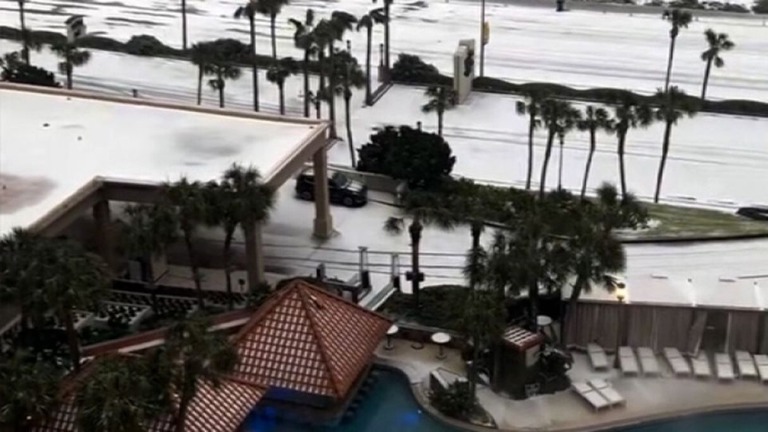 雪が降る米テキサス州ガルベストンの海岸地域＝２１日/Visit Galveston/San Luis Hotel