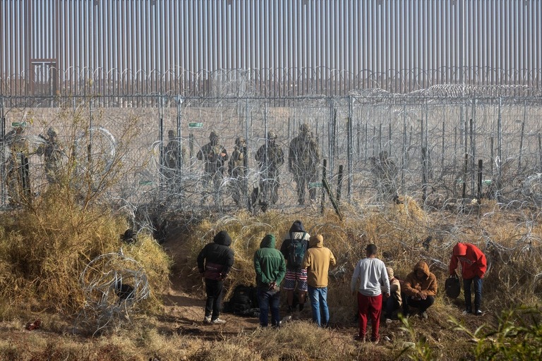 メキシコ・チワワ州の米国国境沿いを歩く移民＝２０２４年１２月１８日/David Peinado/Bloomberg/Getty Images via CNN Newsource