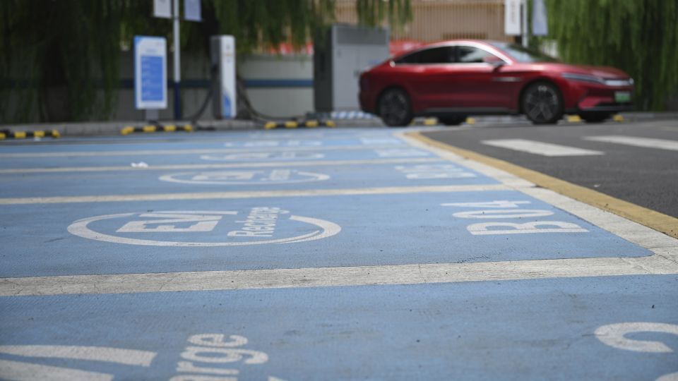 北京の充電ステーションに停車する電気自動車/alliance/dpa/AP