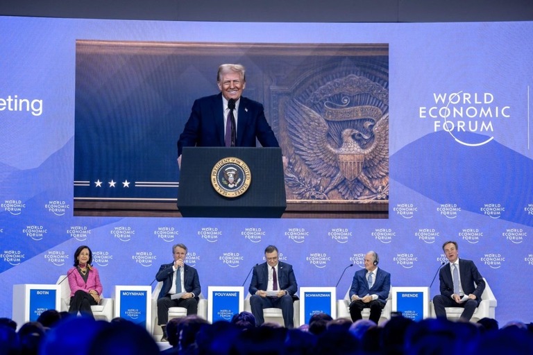 世界経済フォーラム年次総会の巨大スクリーンに登場したトランプ大統領＝２３日/Fabrice Coffrini/AFP/Getty Images