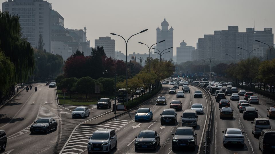 北京の金融街の道路を走行する乗用車/Na Bian/Bloomberg/Getty Images