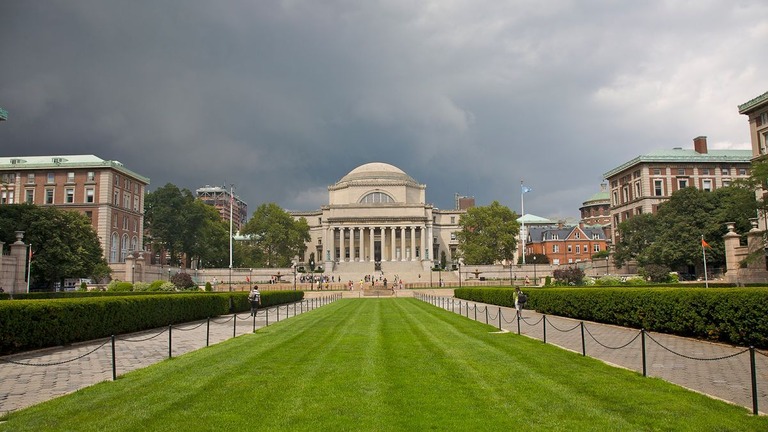 米コロンビア大学の中庭/Barry Winiker/The Image Bank RF/Getty Images