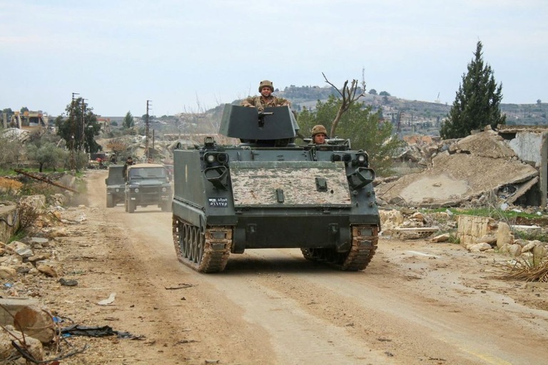 ２６日、レバノン南部ヤリン村を走行するレバノン軍の車両/Kawnat Haju/AFP via Getty Images