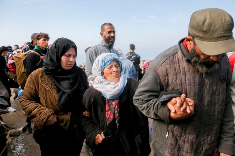 避難するパレスチナの住民ら＝２６日、パレスチナ自治区ガザ地区北部/Youssef Alzanoun/Middle East Images/AFP/Getty Images