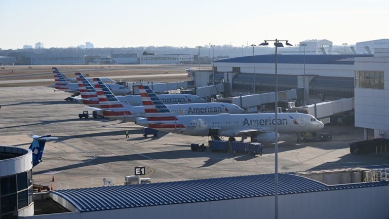 米ノースカロライナ州のシャーロット・ダグラス国際空港で２７日、アメリカン航空の従業員１人がタラップ車にはねられ死亡した/Peter Zay/Anadolu/Getty Images