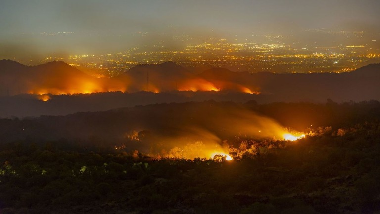 エトナ山の周辺で広がる山火事＝２０２３年７月、イタリア・シチリア島/Salvatore Allegra/Anadolu Agency/Getty Images