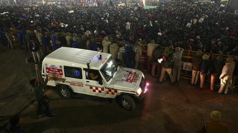 事後現場に派遣された警官/Niharika Kulkarni/AFP/Getty Images