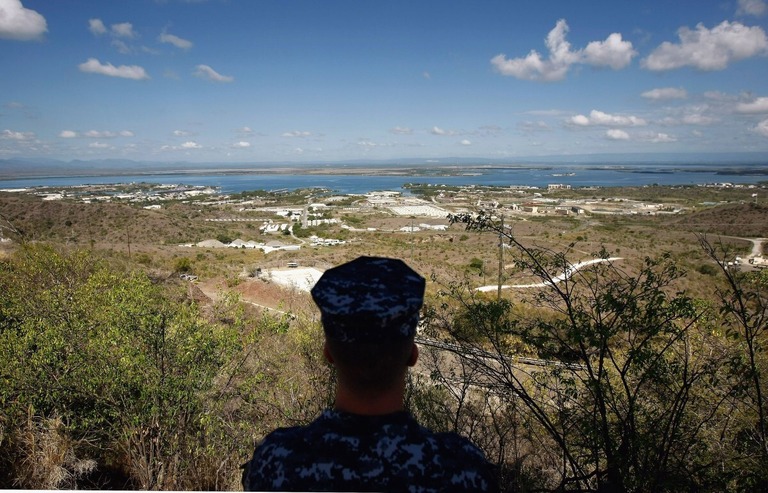 米海軍兵士が見渡すキューバ・グアンタナモ湾の米海軍基地/John Moore/Getty Images/File