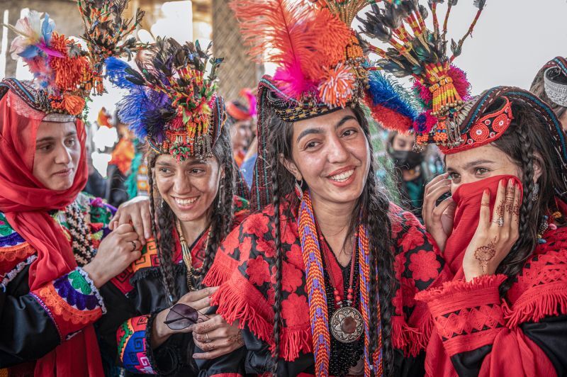 パキスタンで祝典に参加する少女たち。「祭り・祝典」部門で最高の１枚に選ばれた/Jo Kearney/Travel Photographer of the Year